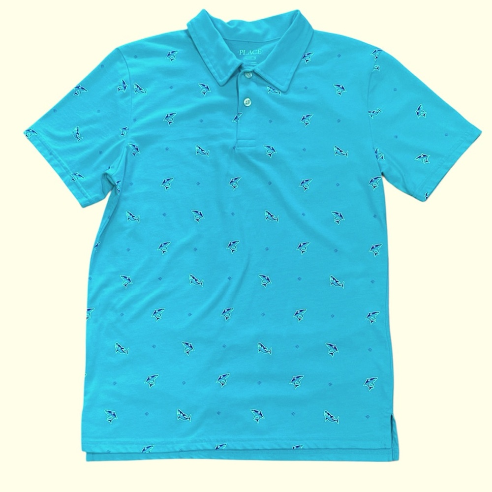 PLACE BOYS TEAL SHORT SLEEVE
POLO WITH DOLPHINS BUTTONS AT NECK
SIZE 2XL